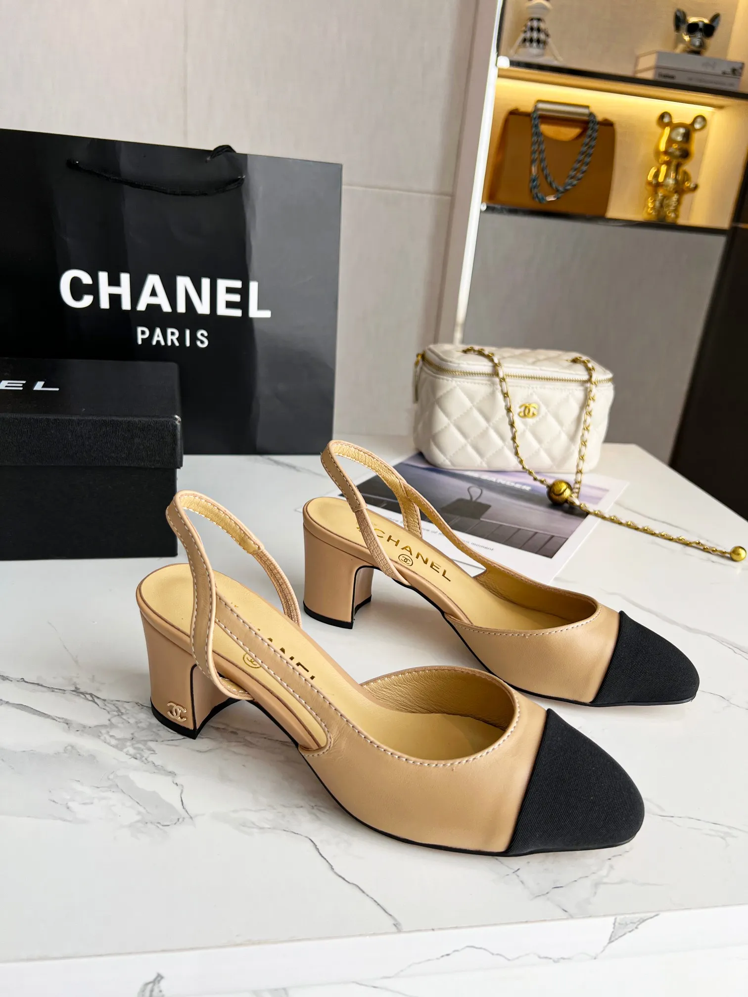 👟👟Ex-factory price 480👟👟 Women's Shoes Women's Clothing Women's Shoes Women's Shoes Women's Clothing Women's Shoes Factory Chanel classic hot style, 2023 early spring CHANEL official website synchronizes the latest spring sandals 😍High quality ✔ ⚡😍, very versatile and delicate on the feet 😘 Internet celebrity street style. & Size: 35–40, made of sheepskin, high-quality fabric, sheepskin lining inside the feet, heel height 6cm, leather outsole